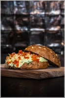 Huisgemaakte pesto oude kaas met verse stukjes oude kaas van het kaaslokaal voor de extra bite. Belegd met rucola, zongedroogde tomaat en geraspte oude kaas. Vol van smaak, romig en hartig. Een echte klassieker voor kaasliefhebbers.