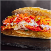 Een robuuste Italiaanse klassieker meest geliefd op onze knapperige ciabatta. Salami, chorizo, huisgemaakte beenham, rucola, rode ui, zongedroogde tomaat, jalapenos en onze romige peperoni mayonaise.