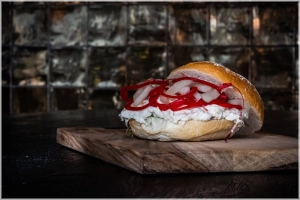 Verse gerookte makreel van de visboer. Vol van smaak en rijk van structuur, geserveerd met ijsbergsla en een frisse topping van zoetzure rode ui en komkommer voor de perfecte balans.