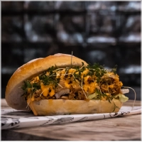 Onze hardloper! Fijngesneden kipfilet met onze zelfgemaakte sriracha kruiden, sriracha saus, ijsbergsla en tuinkers. Maak hem nog smaakvoller door extra cheddar en huisgemaakte sambal toe te voegen. 