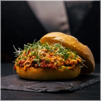 Chef's favorite & jullie verslaving. Fijn gesneden kipfilet met homemade sriracha spices, onze overheerlijke sriracha mayonaise,ijsbergsla en tuinkers. <br>Zacht, spicy en eentje waar je meteen weer trek van krijgt. <br><br>Wil jij next level gaan? Voeg cheddar of huisgemaakte sambal toe.