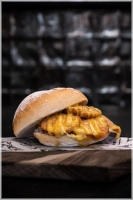 Onze huis gegrilde kipgrillworst krijgt net dat beetje extra dankzij onze eigen marinade en sambalolie. Geserveerd met knapperige ijsbergsla en afgemaakt met onze spicy kerriemayonaise. Lekker pittig, boordevol smaak en niet te weerstaan.