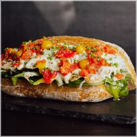 4 uur sous-vide gegaarde kipfilet met boter & kruiden,romige aioli van gepofte knoflook, parmezaanse kaas en zongedroogde tomaatjes.<br><br><i>Extra smaakvol!</i>