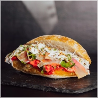 Verse rode pesto opgemaakt met: rucola, Italiaanse Parmaham, romige burrata & een geheime chili touch van de chef.<br><br><i>Soft creamy & totally love it!</i>