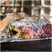 Dungesneden ossenhaas met rucola, geroosterde pijnboompitten, verse Parmezaanse kaas, peper, zout, huisgemaakte truffelmayonaise