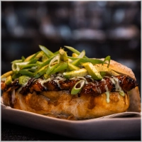 Gebrande zalm gelakt met zoete teriyaki,. Geserveerd op een fris bedje ijsbergsla, romige avocado en frisse bosui. Om het broodje af te maken doen we er onze huisgemaakte wasabi mayonaise bij.. <br><i>Voor de sushi liefhebbers een absolute favoriet!</i>