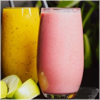 Gemaakt van heerlijk verse aardbeien, banaan en romige melk. Deze smoothie is niet alleen lekker maar ook een echte boost voor je lichaam.