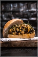 Onze veggie favoriet.<br>Fijn gesneden tempeh met homemade sriracha spices, onze overheerlijke sriracha mayonaise,ijsbergsla en tuinkers <br>Zo lekker dat zelfs de vleesliefhebbers twijfelen. 