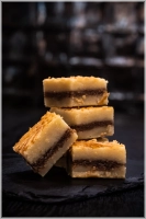 Onze boterkoek is smeuig en met een vulling van huisgemaakte pecannoten creme vers gemaakt door onze chefs. Een fijne traktatie voor bij de koffie of als zoete lekkernij voor bij de borrel.