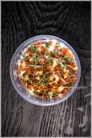 Onze huisgemaakte Eiersalade wordt subtiel op smaak gebracht met frisse limoen, delicate bieslook, tuinkers en een krokante crumble van bacon. liever vegetarisch? Hij kan ook zonder bacon crumble. 