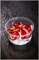 Verse gerookte makreel van de visboer. Vol van smaak en rijk van structuur. Geserveerd met een frisse topping van zoetzure rode ui en komkommer.